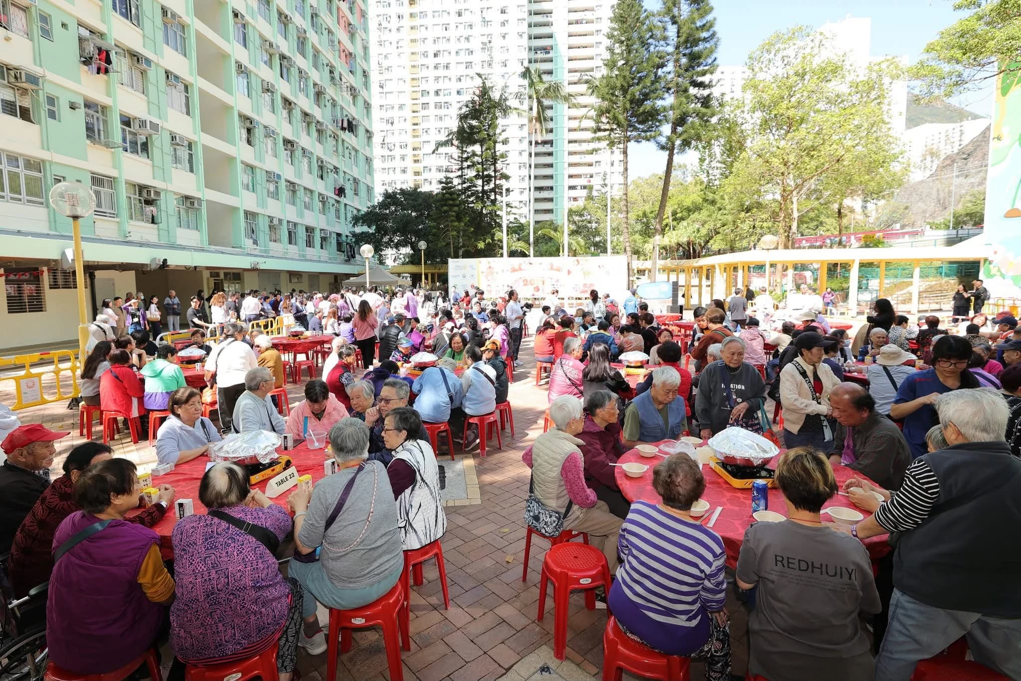 Residents sharing poon choi at Shun Tin Square